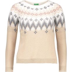 Sweter w kolorze beżowym. Brązowe swetry damskie marki Benetton, z okrągłym kołnierzem. W wyprzedaży za 84.95 zł.