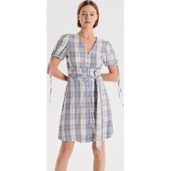 Sukienka w kratę z lekkiej wiskozy - Niebieski. Sukienki damskie Cropp. W wyprzedaży za 29.99 zł.