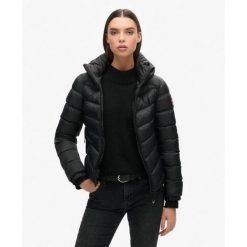 Kurtka pikowana z kapturem Fuji od SUPERDRY. Czarne kurtki damskie Superdry., bez wzorów, z kapturem. W wyprzedaży za 429.50 zł.