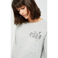Bluzka z dłuższym tyłem. Szare bluzki damskie MOODO, xs, bez wzorów, bez kołnierzyka, bez ramiączek. Za 19.99 zł.