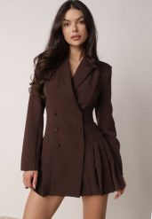 Brązowa Sukienka o Kroju Marynarki VICES z Poduszkami w Ramionach Serlina. Brązowe żakiety damskie Born2be, l, bez wzorów, eleganckie. Za 239.99 zł.