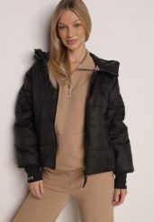Czarna Przejściowa Kurtka Pikowana z Kapturem i Napisami na Rękawach Althone. Czarne kurtki damskie Born2be, l, bez wzorów, z poliesteru, z kapturem. Za 149.99 zł.