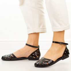 Czarne skórzane sandały damskie Porronet 3100. Czarne sandały damskie Porronet, bez wzorów, z jeansu, bez obcasa, na płaskiej podeszwie, bez zapięcia. Za 299.00 zł.