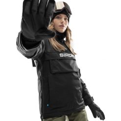 Kurtka snowboardowa damska W6-W Bruson. Czarne kurtki damskie SIROKO, bez wzorów, bez kaptura, snowboardowy. W wyprzedaży za 478.95 zł.