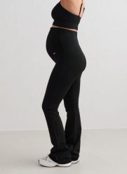 Damskie legginsy ciążowe bezszwowe, w prążki, rozszerzane, wysoki stan czarne. Czarne legginsy damskie Aim'n, xs, bez wzorów, z dzianiny, z podwyższonym stanem, na fitness i siłownię. Za 297.00 zł.