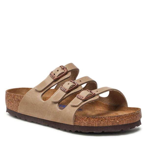 Klapki Birkenstock. Brązowe klapki damskie Birkenstock, bez wzorów, bez obcasa. Za 599.99 zł.
