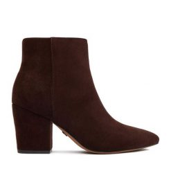 Botki Nine West. Brązowe botki damskie Nine West, bez obcasa, na słupku, bez zapięcia. Za 269.99 zł.