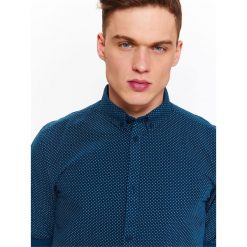 KOSZULA MĘSKA WE WZÓR O REGULARNYM KROJU I Z KOŁNIERZEM BUTTON DOWN. Koszule męskie marki TOP SECRET. W wyprzedaży za 64.99 zł.