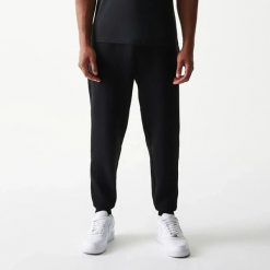 Spodnie dresowe New York Yankees New Era MLB Core Plus. Czarne spodnie sportowe męskie New Era, s, bez wzorów, z dresówki, na fitness i siłownię. Za 316.50 zł.