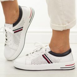 Białe skórzane półbuty damskie Jezzi 18-25. Białe półbuty damskie Jezzi, na jesień, w ażurowe wzory, z jeansu, casualowe, bez obcasa, na płaskiej podeszwie, bez zapięcia. Za 239.00 zł.