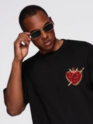 Bawełniana męska koszulka z biżuteryjną aplikacją na klatce piersiowej - czarna V1 - Rozmiar: M. Czarne t-shirty męskie Ombre Clothing, m, z aplikacjami, z bawełny, bez kołnierzyka. Za 255.99 zł.