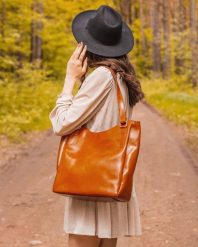 Torebka skórzana damska DAN-A T423 camel. Brązowe torebki do ręki damskie DAN-A, bez wzorów, ze skóry, bez dodatków. Za 399.99 zł.