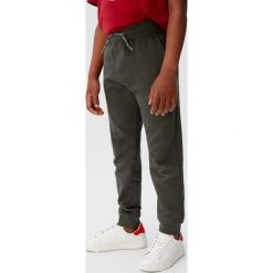 Mango Kids - Spodnie Franciap. Czarne spodnie materiałowe dla chłopców Mango Kids, bez wzorów, z bawełny. Za 45.90 zł.