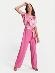 Swing Kombinezon 3AG01700 Różowy Regular Fit. Czerwone sukienki damskie Swing, bez wzorów, z syntetyku, bez kołnierzyka, bez ramiączek. Za 419.99 zł.