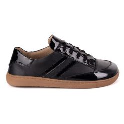Sneakersy barefoot damskie Kaia Olivier – anatomiczne buty skórzane czarny floter z lakierem czarne. Czarne obuwie sportowe damskie bez wzorów, z lakierowanej skóry, trekkingowe. Za 438.49 zł.