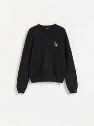 Sweter z broszką - czarny. Czarne swetry damskie Reserved, l, bez wzorów, z dzianiny, bez kołnierzyka, bez ramiączek, bez kaptura. Za 129.99 zł.