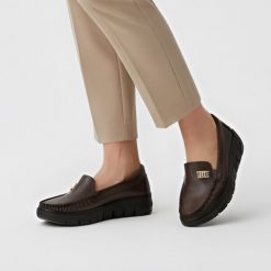 Półbuty damskie Armodo, mokasyny na płaskim obcasie i ze skóry naturalnej, czekoladowo-złote, 10167-S-Czekolada-Zl. Brązowe półbuty damskie Armodo, bez wzorów, ze skóry, biznesowe, bez obcasa, na płaskiej podeszwie, bez zapięcia. Za 305.99 zł.