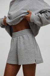 Szorty z dzianiny dresowej w kolorze DEEP GREY MELANGE - LE PETIT-L. Szare szorty sportowe damskie Marsala, l, bez wzorów, z bawełny, casualowe, z podwyższonym stanem, na fitness i siłownię. Za 229.90 zł.