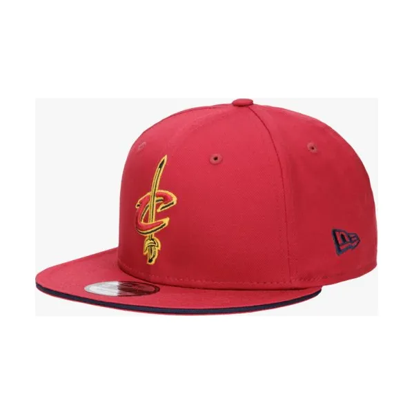 New Era Czapka Team Snap Clecav Carosb , bordowy, rozmiar ML. Czerwone czapki i kapelusze męskie New Era, bez wzorów, z materiału, klasyczne. W wyprzedaży za 69.99 zł.