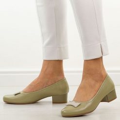 Oliwkowe czółenka damskie na obcasie Jezzi asa200-15. Zielone czółenka damskie Jezzi, z aplikacjami, z materiału, eleganckie, bez obcasa, na obcasie, bez zapięcia. Za 189.00 zł.