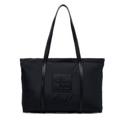 Torebka Calvin Klein. Czarne torebki do ręki damskie Calvin Klein, bez wzorów, bez dodatków. Za 449.99 zł.