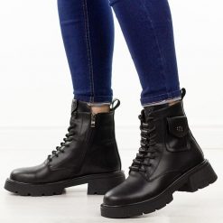 Czarne skórzane botki damskie na traperze Cambell 58305. Czarne śniegowce i trapery damskie Cambell, ze skóry. Za 299.00 zł.