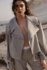 Krótka marynarka z wiskozą w kolorze SZARYM - LUKSOR -M/L. Szare żakiety damskie Marsala, l, bez wzorów, z elastanu, eleganckie. W wyprzedaży za 234.95 zł.