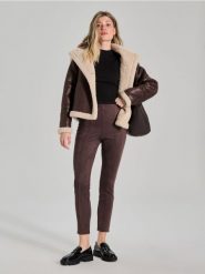 Spodnie - brązowy. Brązowe spodnie materiałowe damskie Sinsay, l, bez wzorów, z gumy. Za 39.99 zł.
