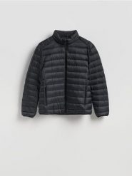 Lekka pikowana kurtka puchowa - czarny. Czarne kurtki męskie Reserved, l, bez wzorów, z puchu, bez kaptura. Za 299.99 zł.