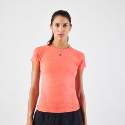 Koszulka do biegania damska Kiprun Run 500 Comfort slim. Czarne koszulki sportowe damskie KIPRUN, m, bez wzorów, z elastanu, bez kołnierzyka, bez ramiączek, do biegania. Za 89.99 zł.