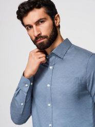 Męska koszula SLIM FIT z ozdobnej tkaniny z kieszonką – niebieska V1 - Rozmiar: L. Niebieskie koszule męskie Ombre Clothing, l, bez wzorów, z bawełny, biznesowe, bez kołnierzyka, bez ramiączek. W wyprzedaży za 89.99 zł.
