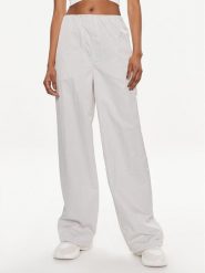 Calvin Klein Jeans Spodnie materiałowe Soft Crinkle J20J223122 Szary Relaxed Fit. Szare jeansy damskie Calvin Klein Jeans, m, bez wzorów, z jeansu. Za 259.99 zł.