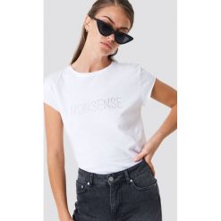 NA-KD T-shirt z błyszczącym napisem Nonsense - White. T-shirty damskie NA-KD. Za 72.95 zł.