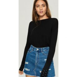 Sweter z dżetami na rękawach - Czarny. Czarne swetry damskie Sinsay. Za 49.99 zł.