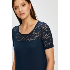 Jacqueline de Yong - Top Kimmie. Czarne topy damskie Jacqueline de Yong, z dzianiny, z okrągłym kołnierzem, z krótkim rękawem. W wyprzedaży za 39.90 zł.