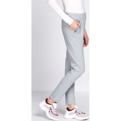 Jasnoszare Spodnie Dresowe Workers. Szare spodnie dresowe damskie Born2be, z dresówki. Za 59.99 zł.
