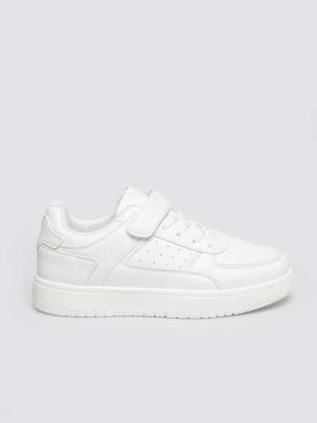 Sneakersy dziewczęce ze skóry ekologicznej białe TT374149 101. Białe buty sportowe dziewczęce Big Star, bez wzorów, z jeansu, z okrągłym noskiem, bez zapięcia, trekkingowe. W wyprzedaży za 79.99 zł.