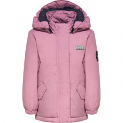 Kurtka zimowa w kolorze jasnoróżowym. Czerwone kurtki i płaszcze dla dziewczynek Lego Wear Snow, na zimę. W wyprzedaży za 149.95 zł.