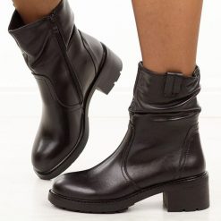 Czarne skórzane botki damskie na traperze Jezzi 24172-5. Czarne botki damskie Jezzi, na jesień, z jeansu, eleganckie, z okrągłym noskiem, przed kolano, bez obcasa, bez zapięcia. Za 349.00 zł.