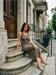 Sweter na ramiączkach basic - brązowy. Brązowe swetry damskie Sinsay, l, bez wzorów, bez kołnierzyka, bez ramiączek, bez kaptura. Za 25.99 zł.