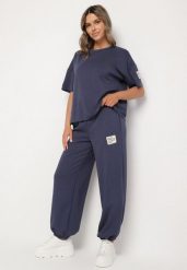 Granatowy Komplet Dresowy z Wiskozą Zdobiony Naszywkami T-shirt i Spodnie Jogger Idallea. Niebieskie spodnie dresowe damskie Born2be, z aplikacjami, z dresówki. Za 149.99 zł.