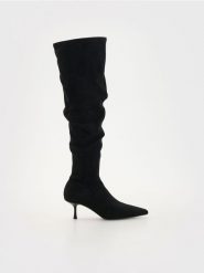 Kozaki na obcasie kitten - czarny. Czarne kozaki damskie Reserved, z tkaniny, bez obcasa, na obcasie. W wyprzedaży za 129.99 zł.