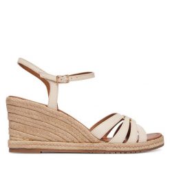 Espadryle Tamaris. Białe sandały damskie Tamaris, bez wzorów, bez obcasa, bez zapięcia. Za 369.99 zł.