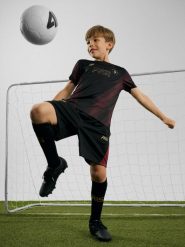 4F Spodenki piłkarskie chłopięce 4F JUNIOR | Robert Lewandowski - czarne 158/164 (12-14 lat). Czarne szorty dla chłopców 4f, bez wzorów, z materiału, młodzieżowe. Za 99.99 zł.