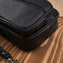 Abruzzo Saszetka męska skórzana do ręki klasyczna czarna ABR-11. Czarne saszetki męskie Abruzzo, klasyczne. Za 161.77 zł.