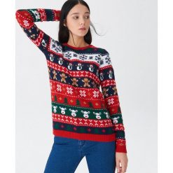 Sweter ze świątecznym motywem - Wielobarwn. Swetry damskie marki House. W wyprzedaży za 59.99 zł.