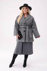 Elegancki popielaty płaszcz Buclette z szerokim paskiem COSY PLUS SIZE XXL OVERSIZE. Szare płaszcze damskie Moda Size Plus Iwanek, plus size, bez wzorów, z dzianiny, biznesowe, plus size, długie, bez kaptura. W wyprzedaży za 299.90 zł.