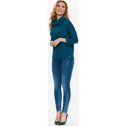 BLUZA Z DZIANINY STRUKTURALNEJ Z OBSZERNYM GOLFEM. Niebieskie bluzy damskie TOP SECRET, na lato, bez wzorów, z dzianiny, bez kaptura. W wyprzedaży za 29.99 zł.