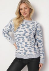 Szaro-Niebieski Sweter z Wełną o Klasycznym Kroju Zdobiony Wzorem w Cętki Zinarisa. Niebieskie swetry damskie Born2be, na zimę, l, z aplikacjami, z wełny, klasyczne, bez kołnierzyka, bez ramiączek, bez kaptura. Za 64.99 zł.