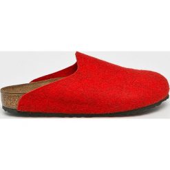 Birkenstock - Kapcie. Czerwone kapcie damskie Birkenstock, z gumy. W wyprzedaży za 199.90 zł.